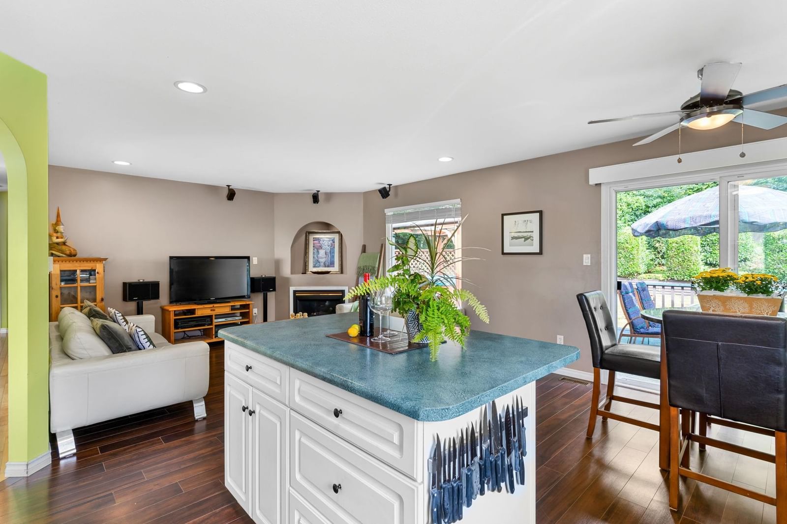 Listing Image 12