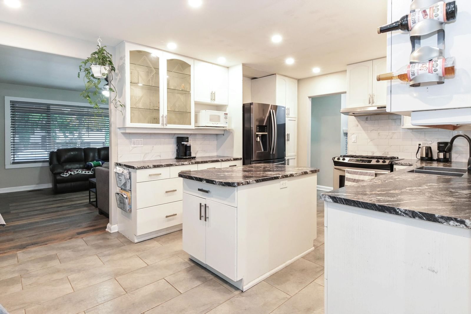 Listing Image 9