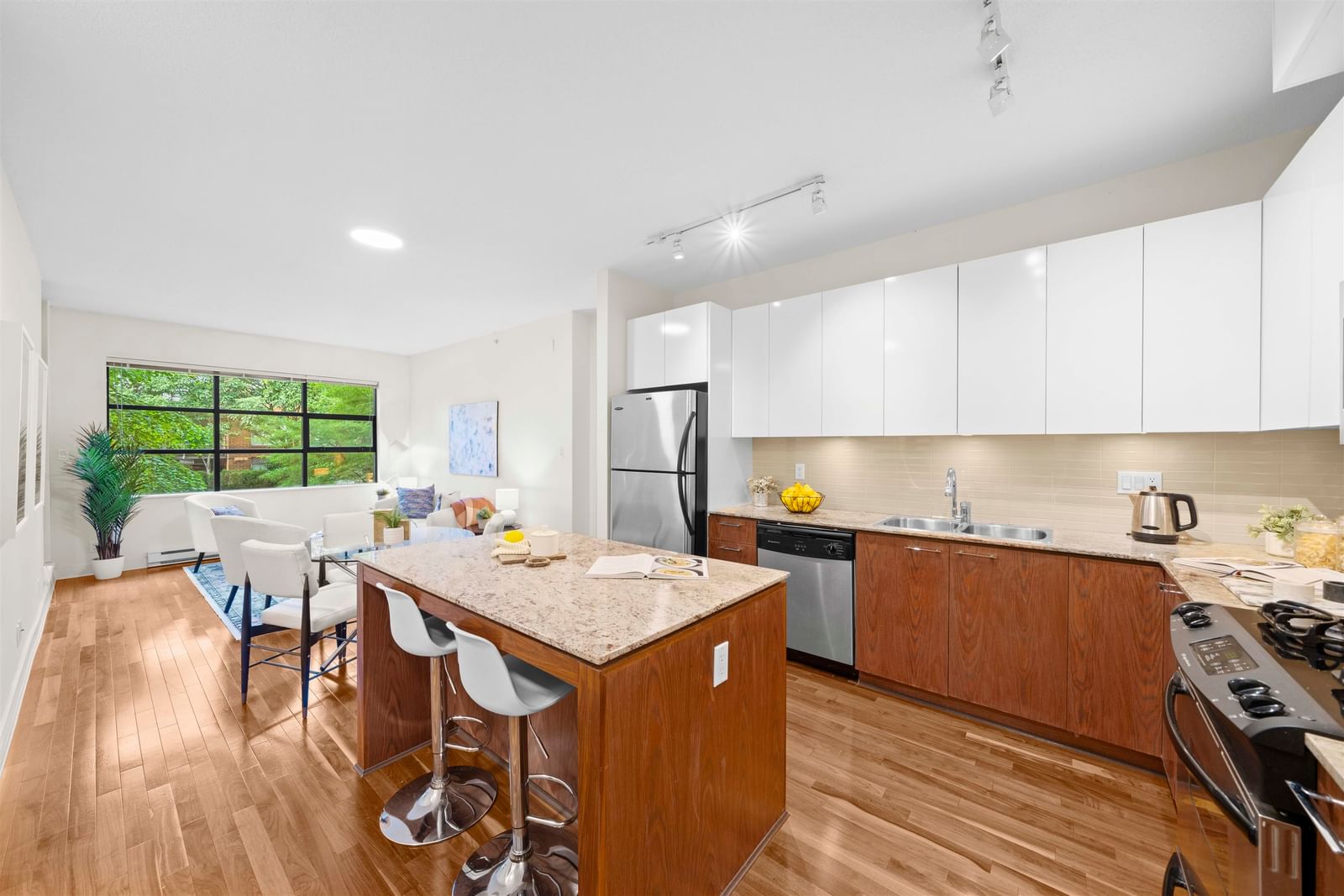 Listing Image 12