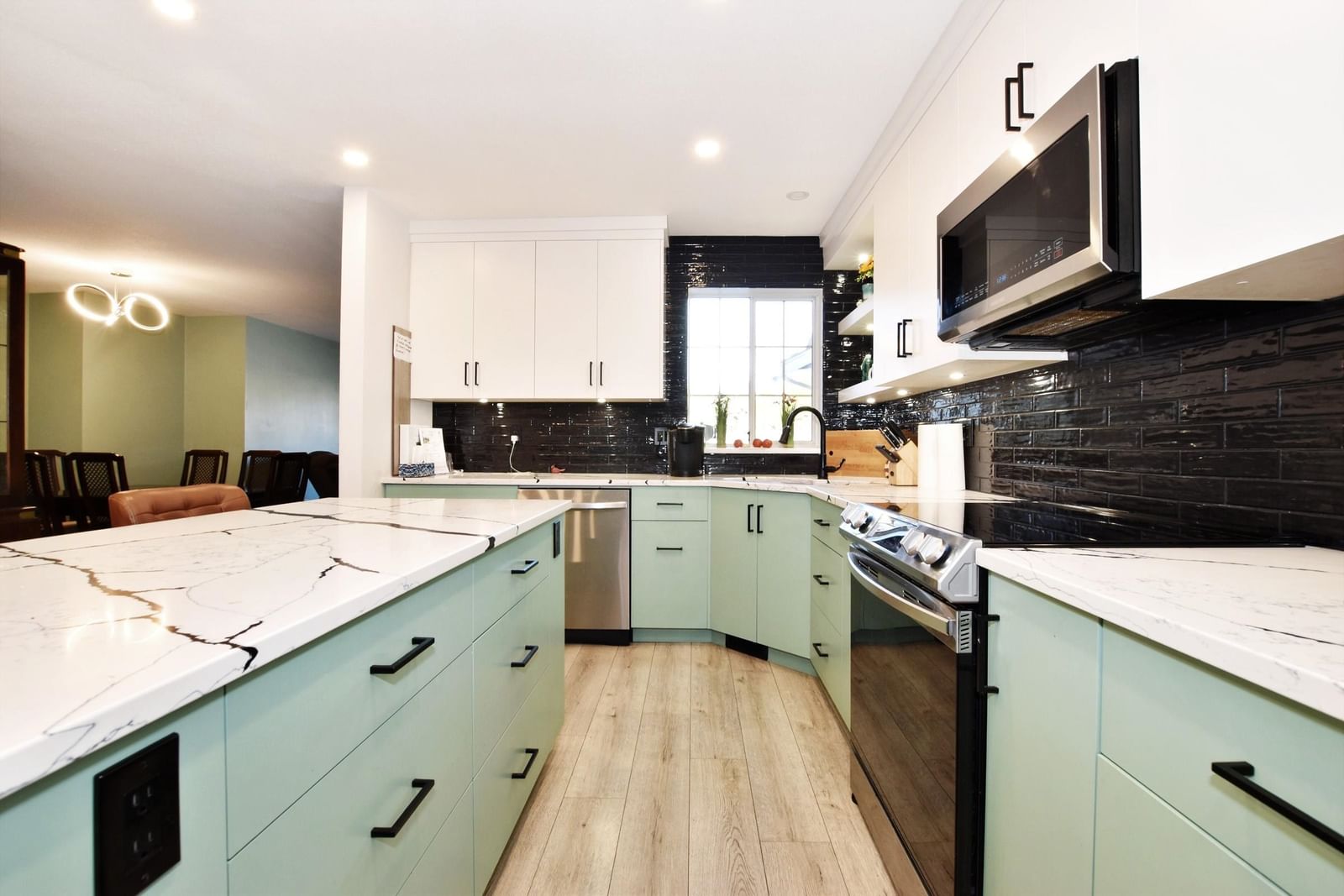 Listing Image 10