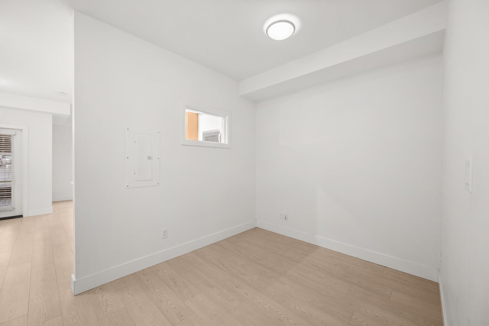 Listing Image 8