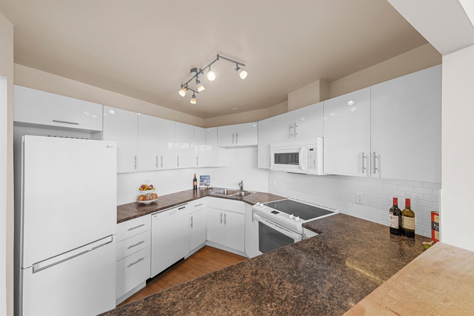 Listing Image 21