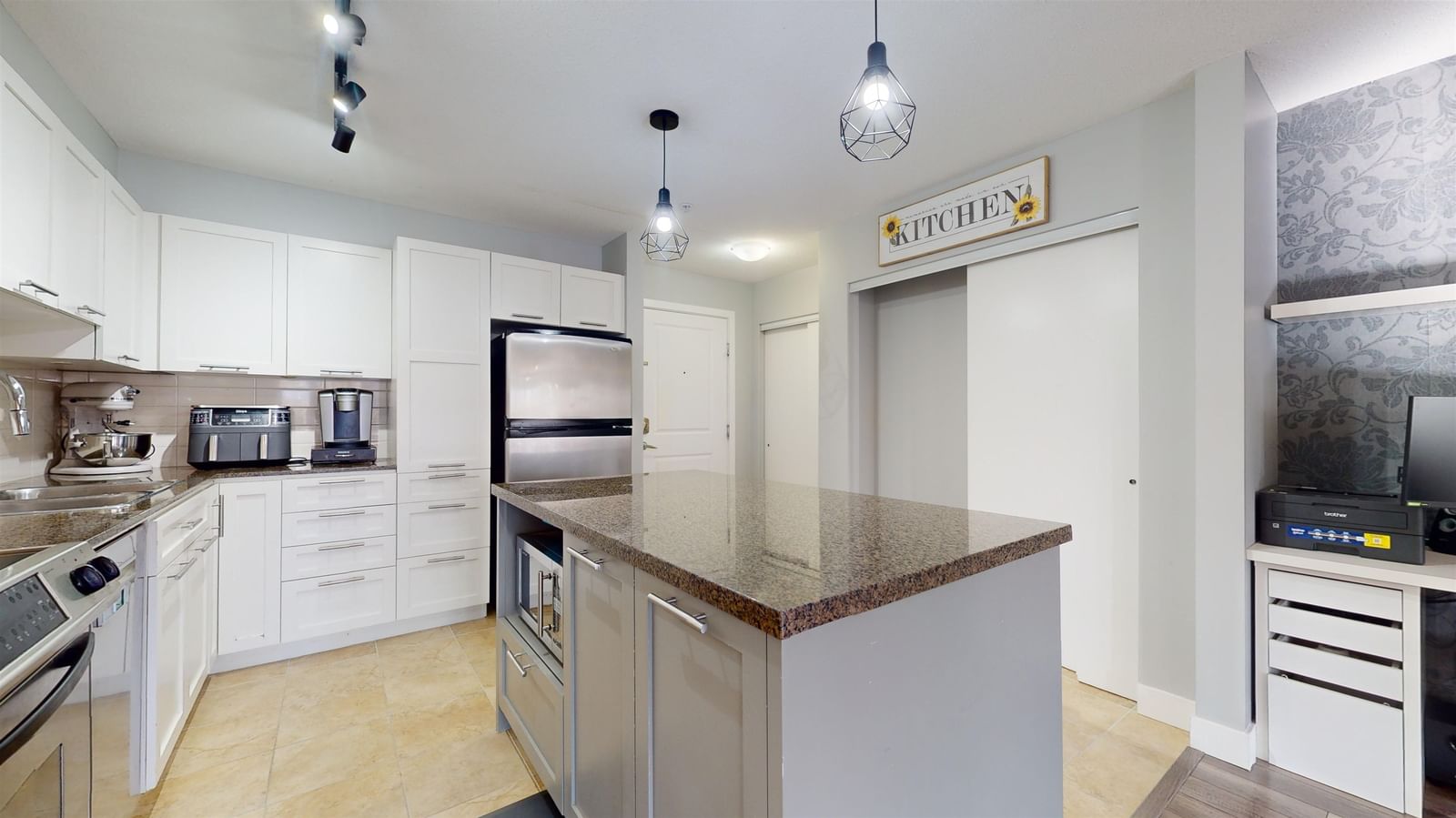 Listing Image 10