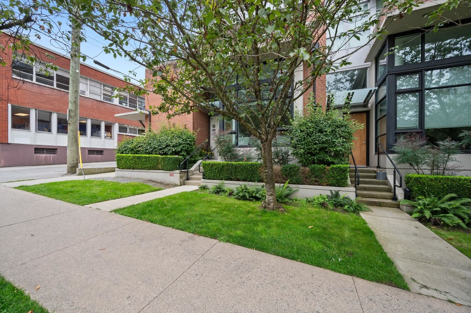 Listing Image 4