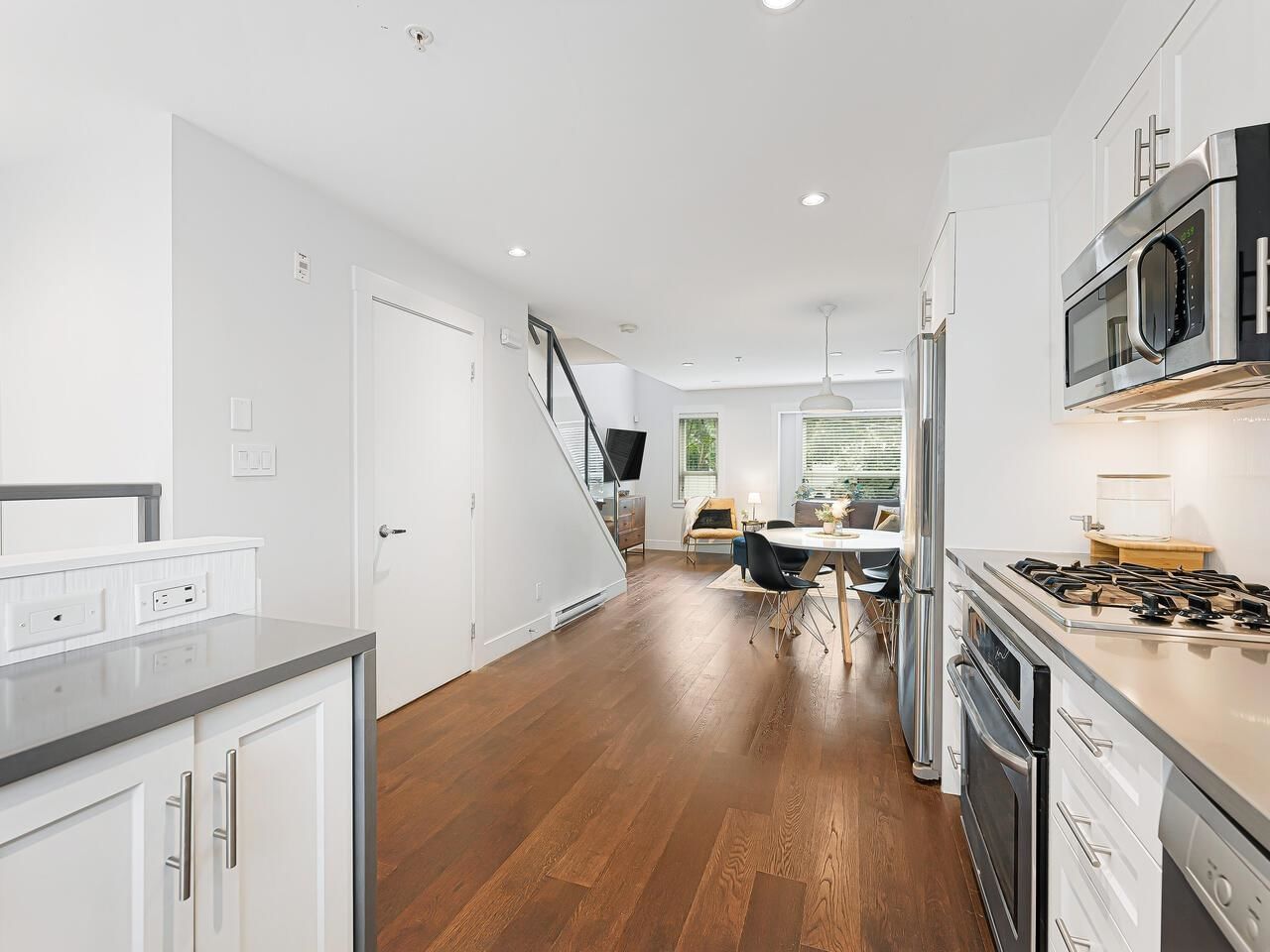 Listing Image 11