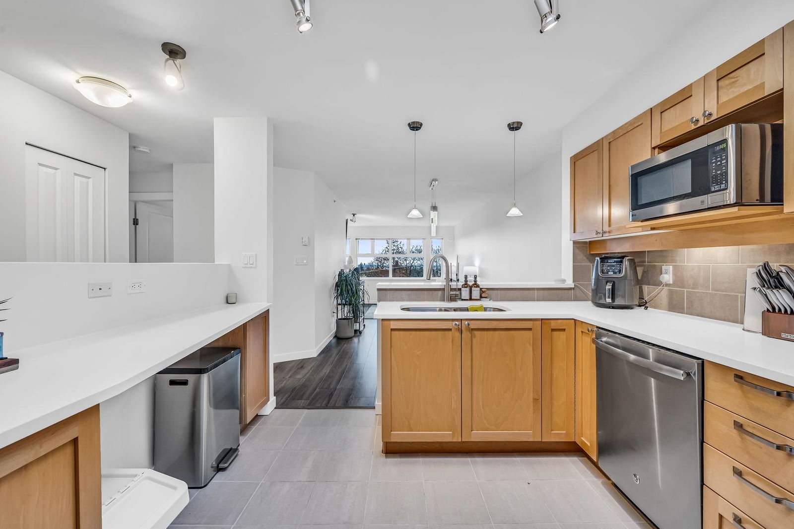 Listing Image 12