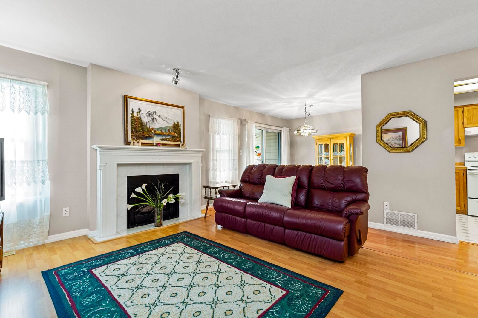 Listing Image 4