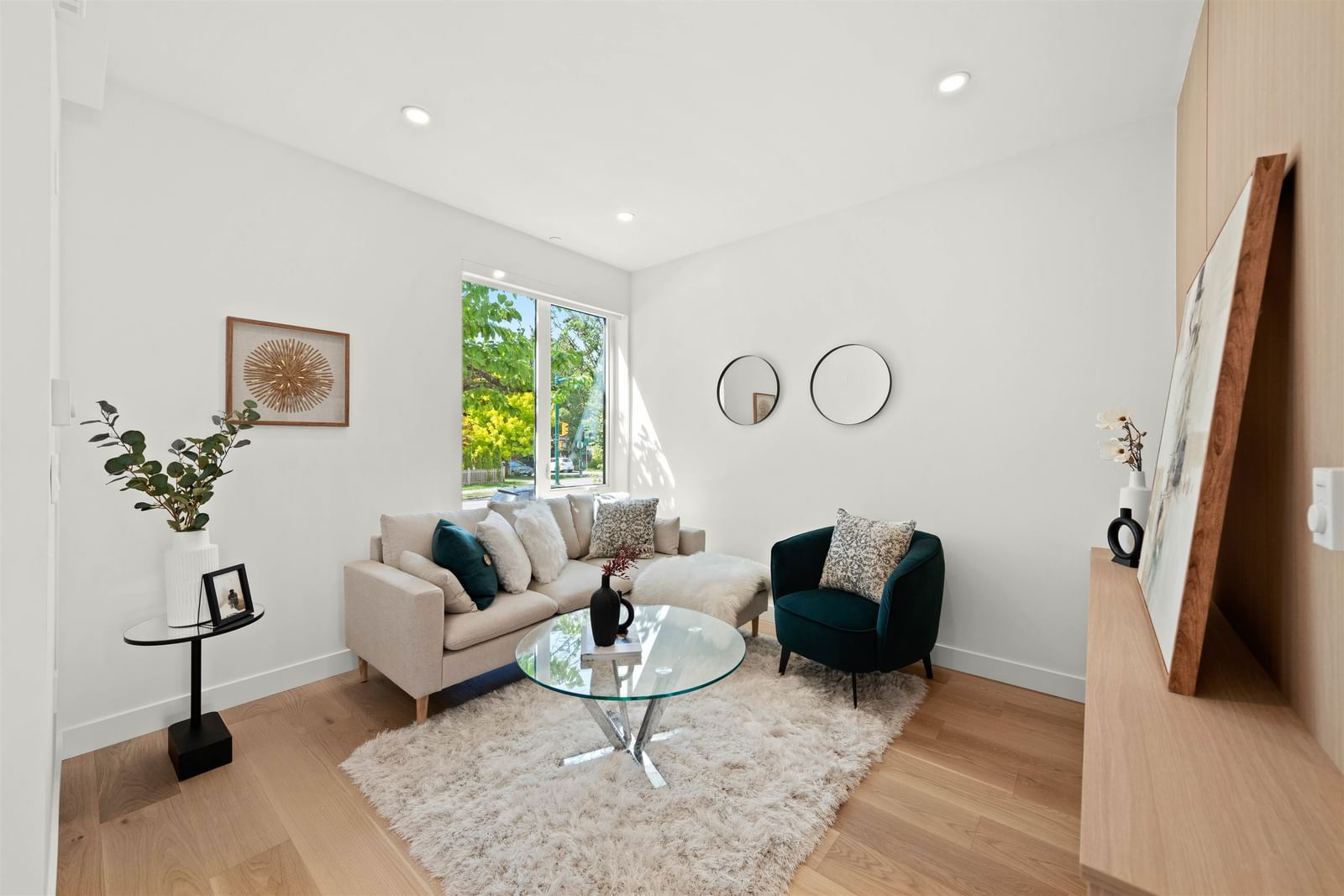 Listing Image 4