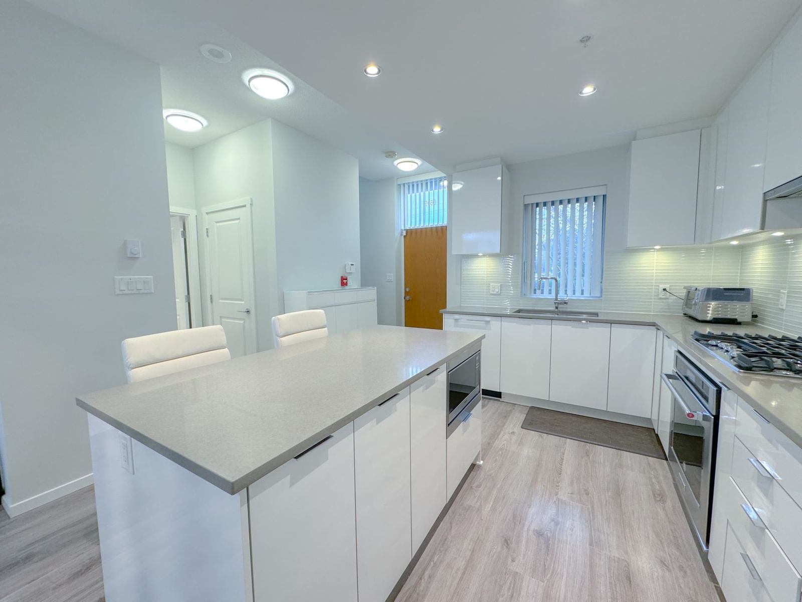 Listing Image 12