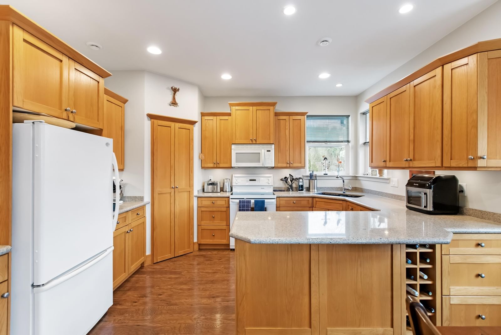 Listing Image 11