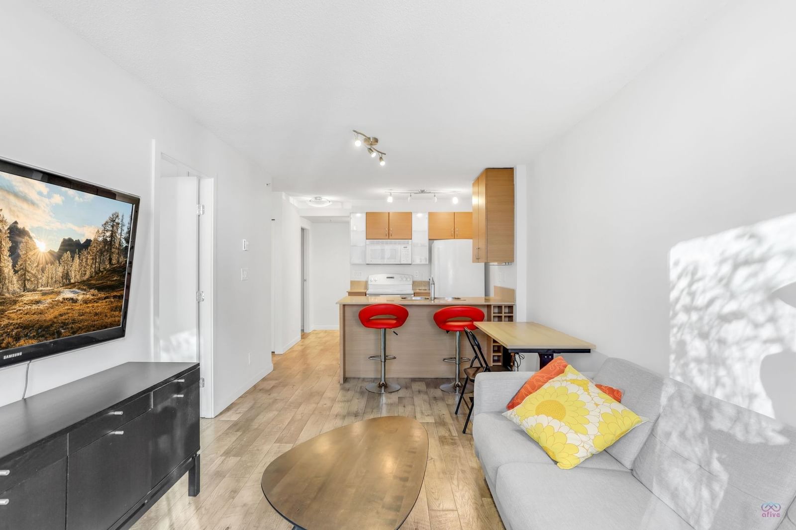 Listing Image 6
