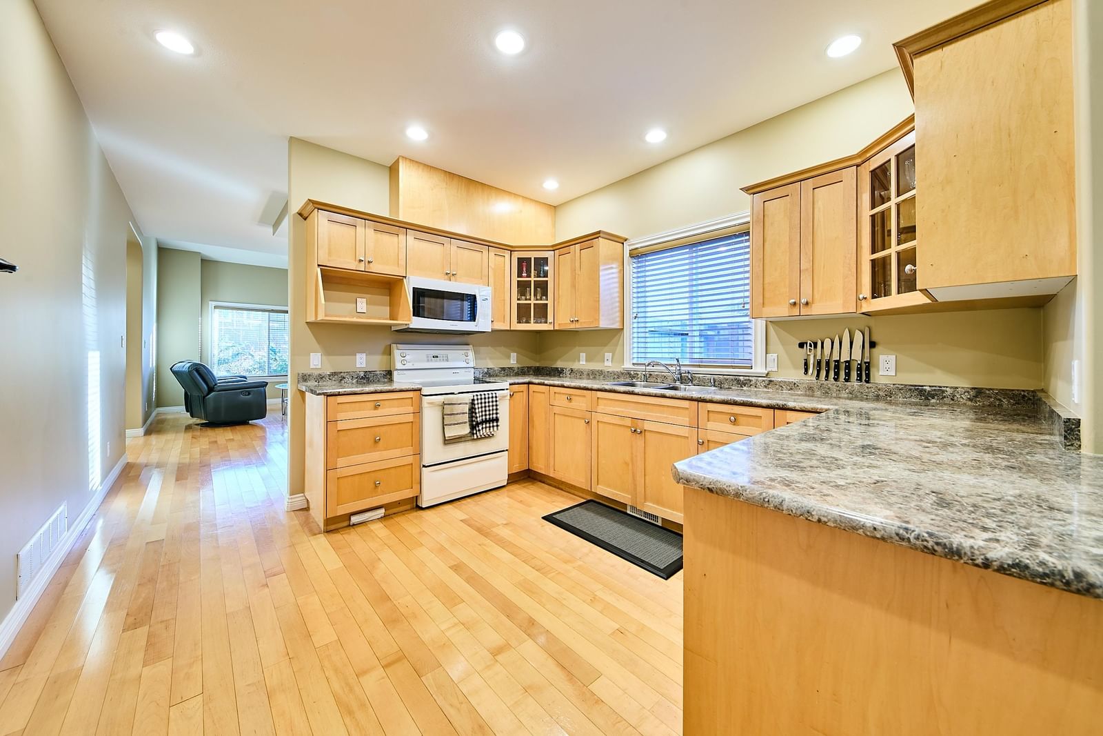 Listing Image 11
