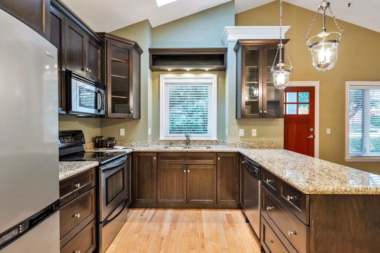 Listing Image 11