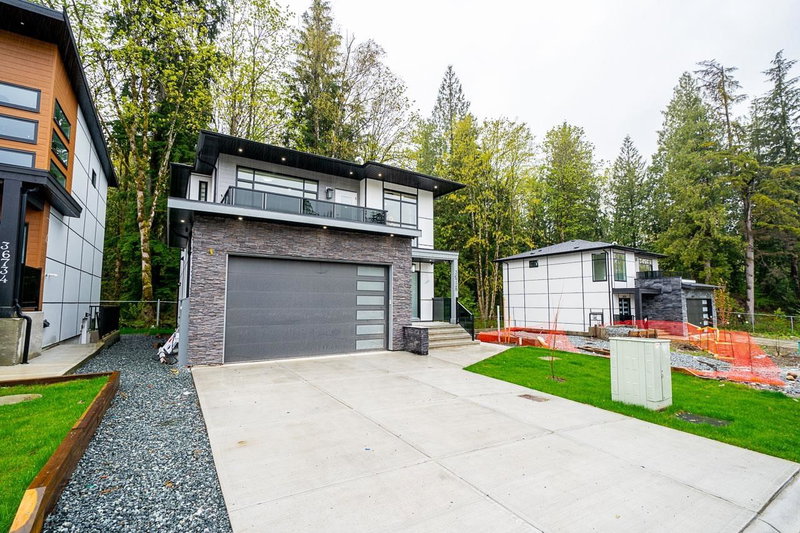 36728 Dianne Brook Avenue, Abbotsford, V3G 0H4 | Image 2