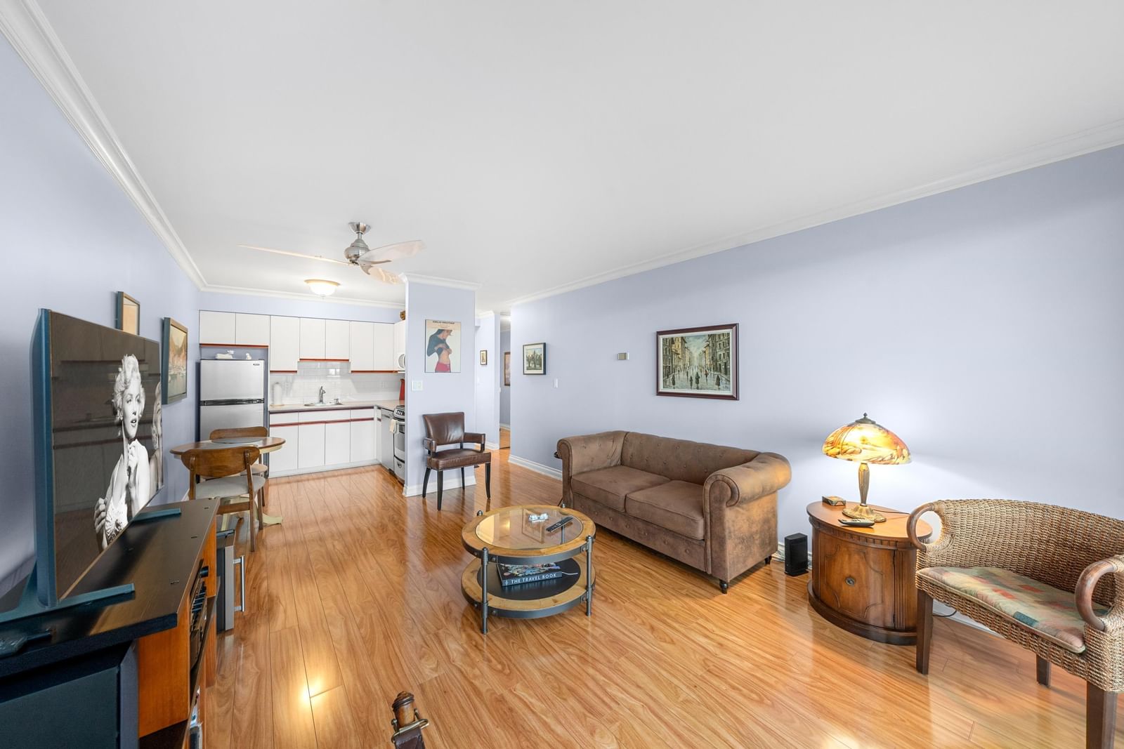 Listing Image 4