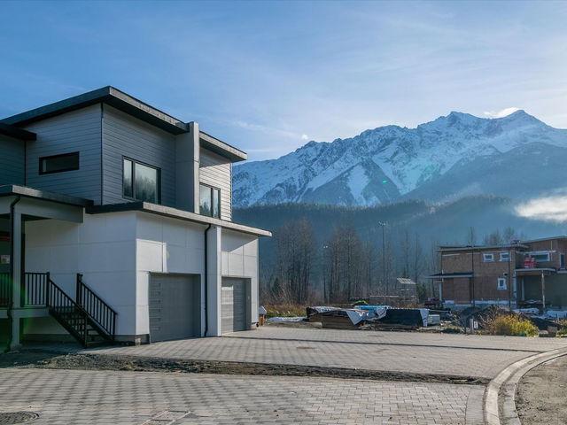 1007 Phare Crescent