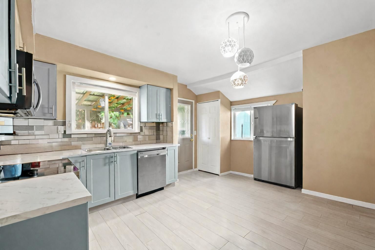 Listing Image 6