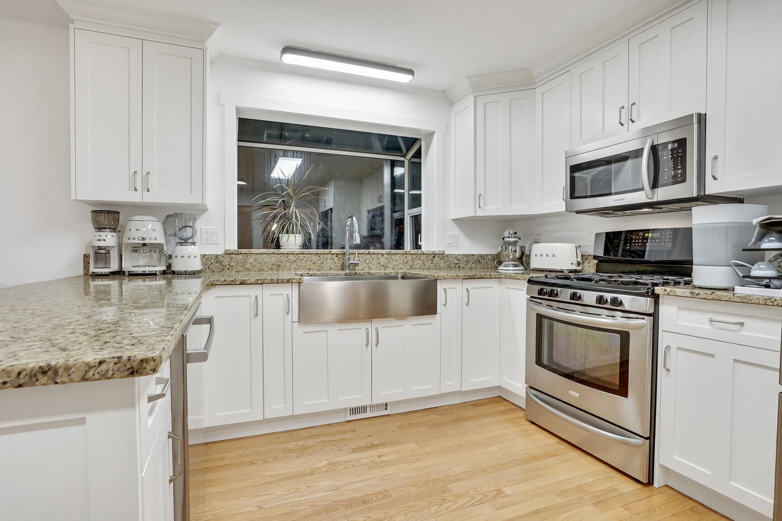 Listing Image 4