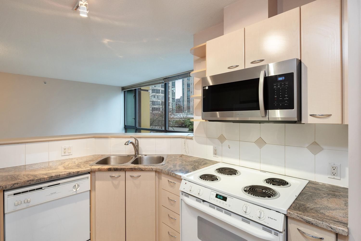 Listing Image 12