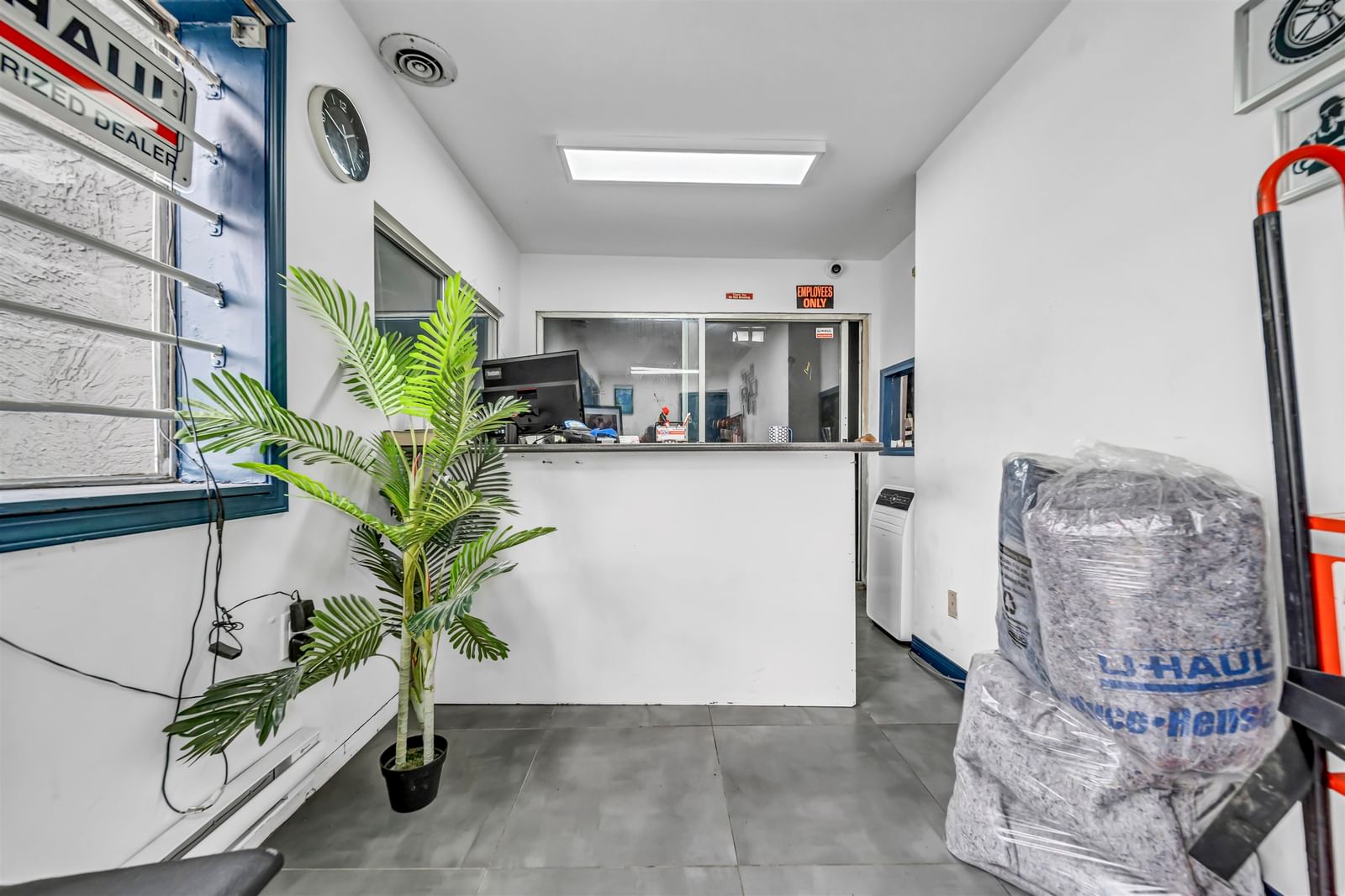 Listing Image 6