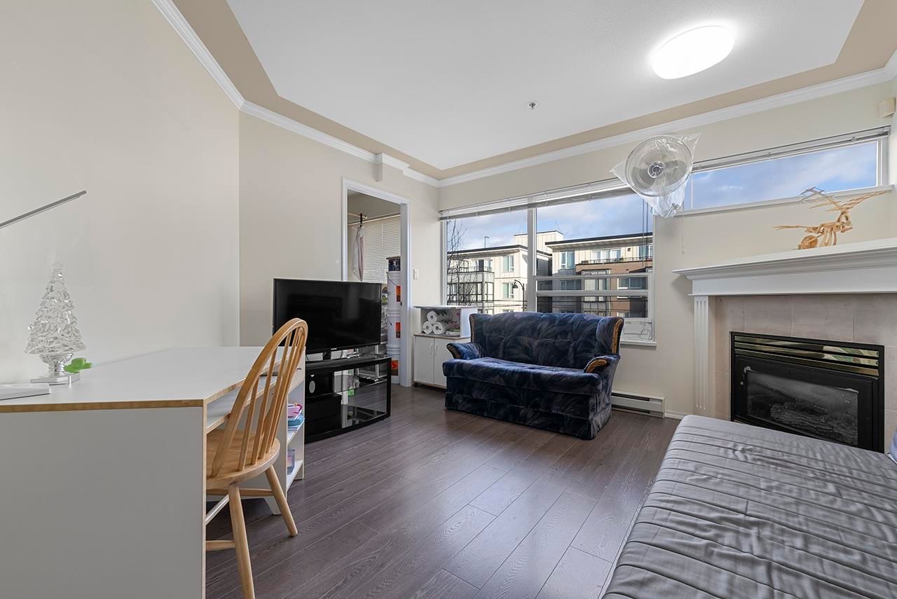 Listing Image 4