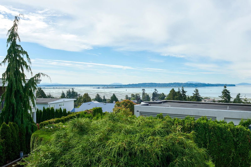 15662 Semiahmoo Avenue, White Rock, V4B 1V4 | Image 2
