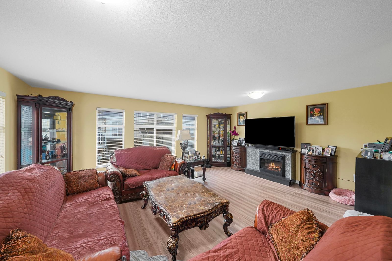 Listing Image 4