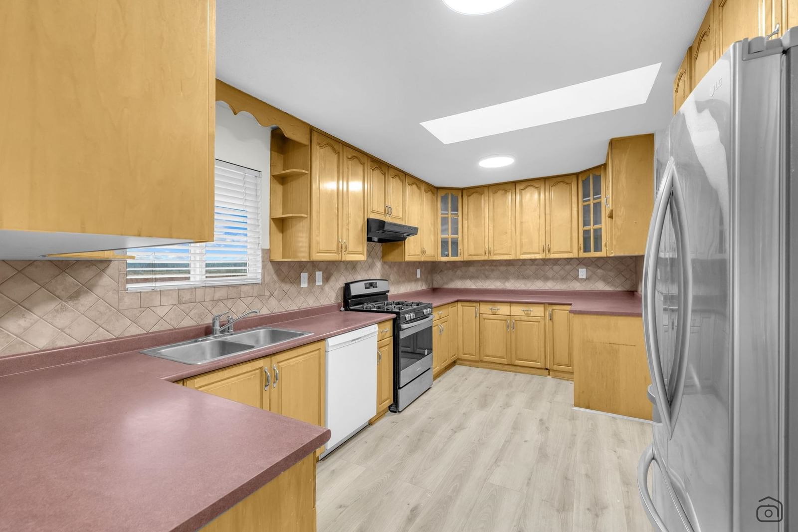 Listing Image 9