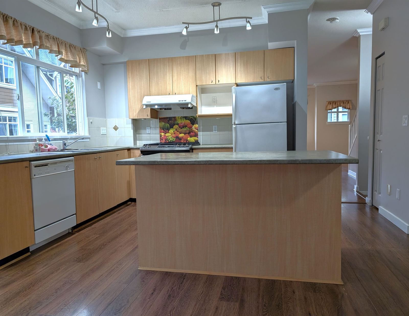 Listing Image 6
