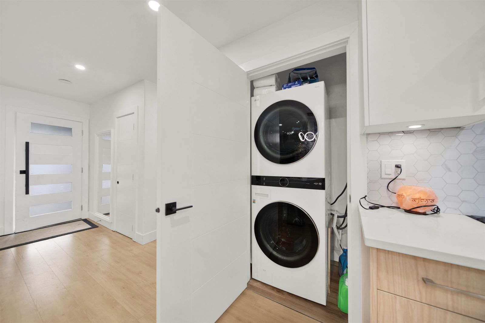 Listing Image 6