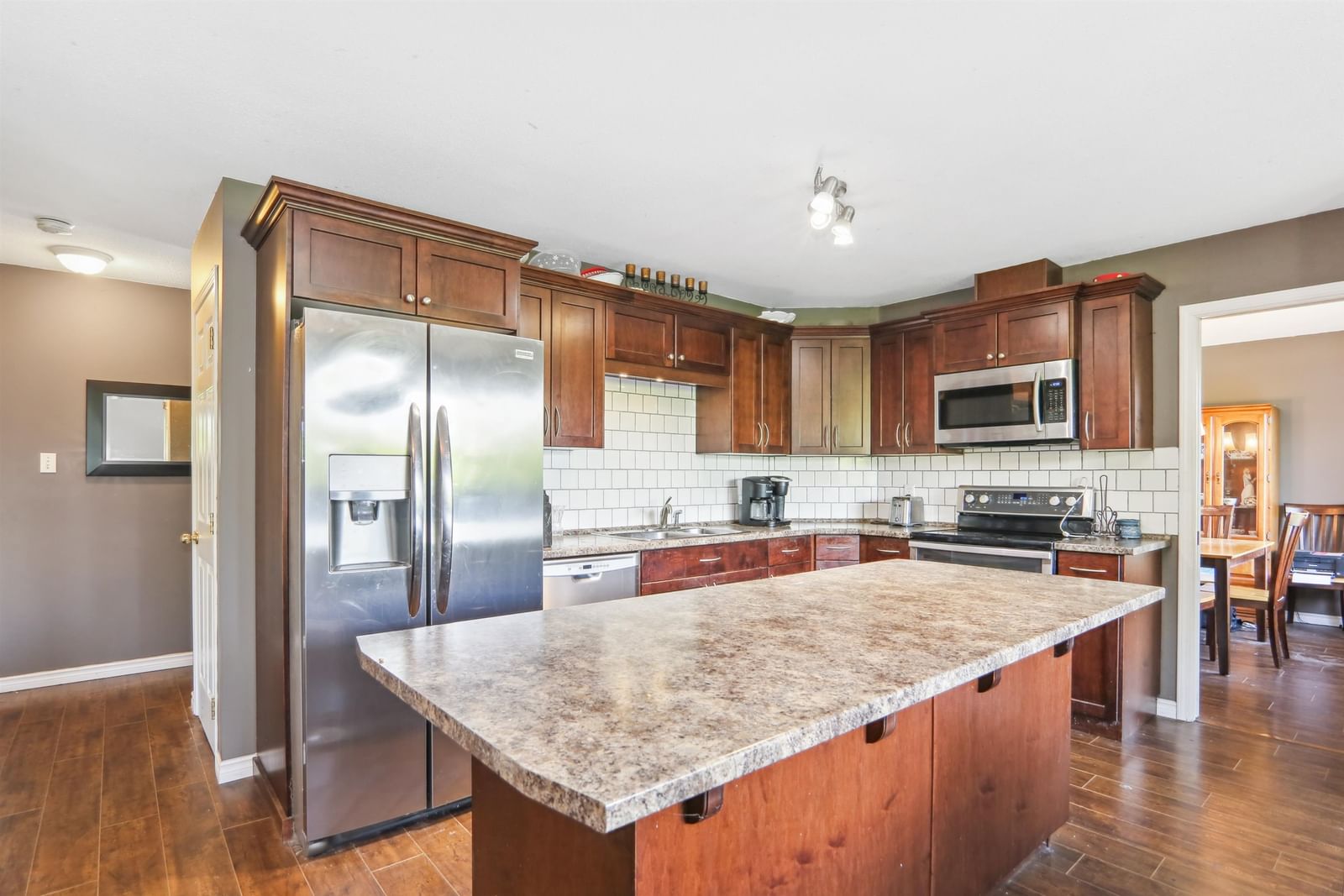 Listing Image 6