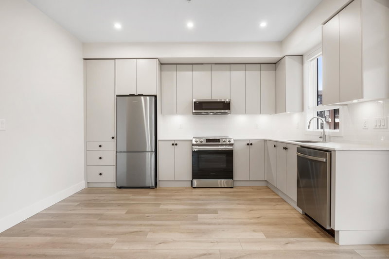 403 - 45497 Campus Drive, Chilliwack, V2R 6L8 | Image 2