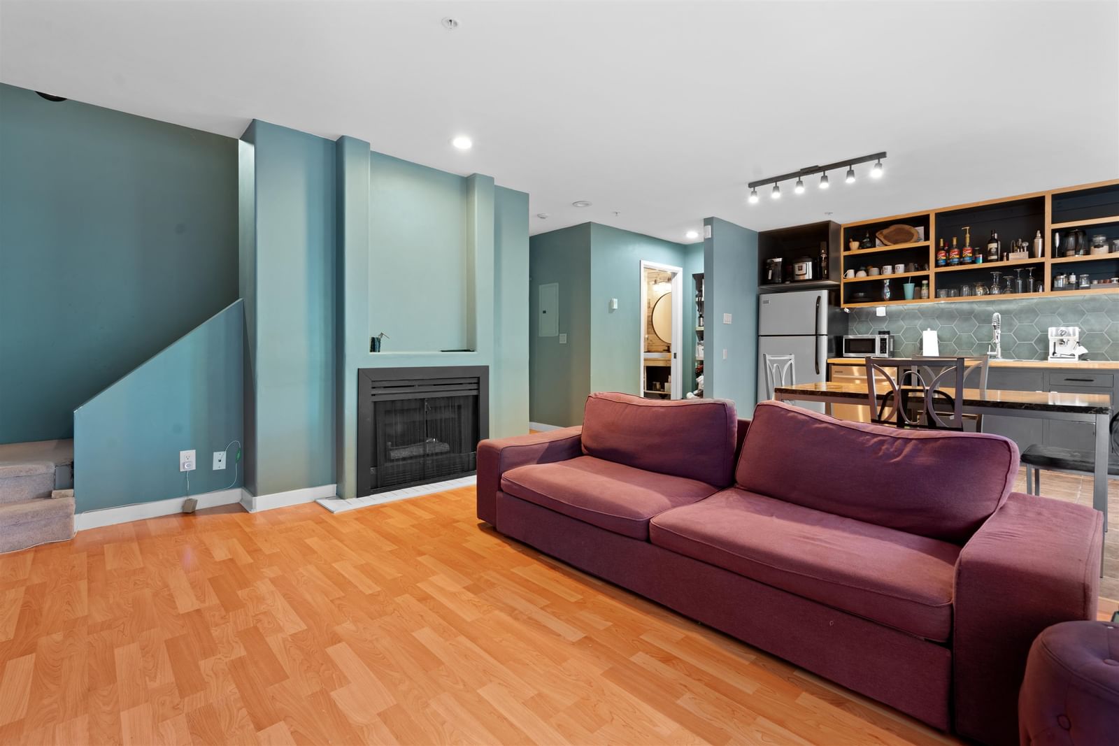 Listing Image 6