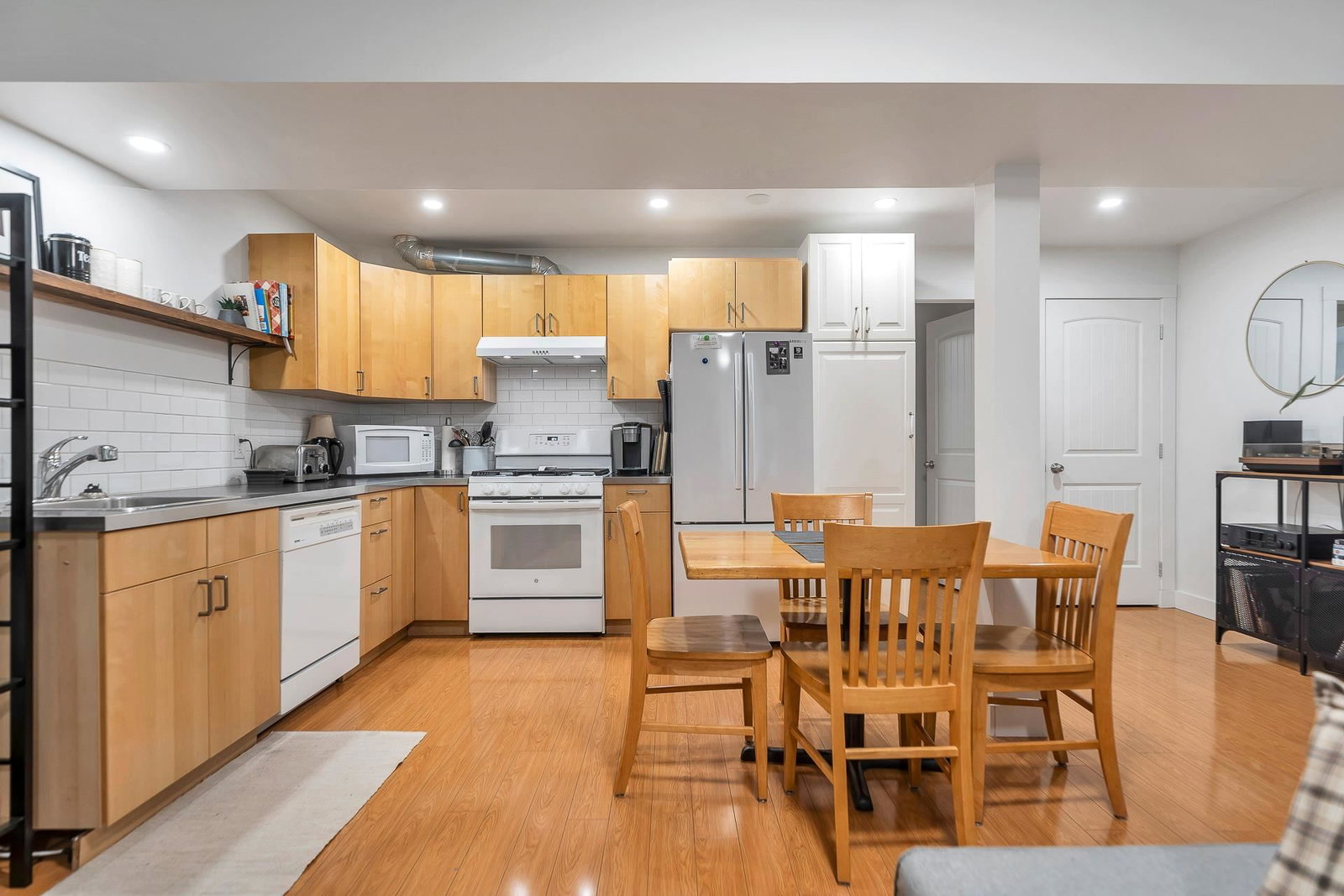 Listing Image 19