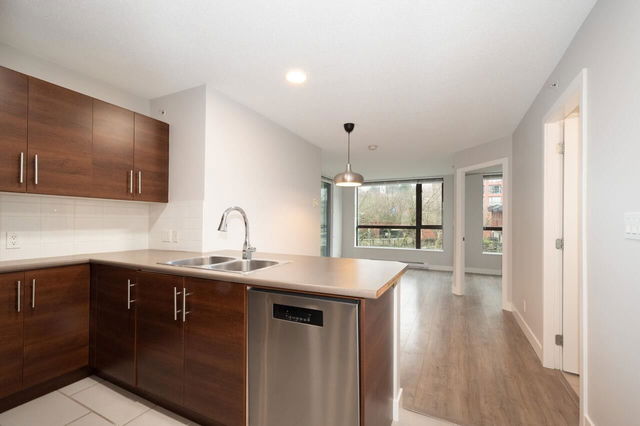 404 - 833 Agnes Street