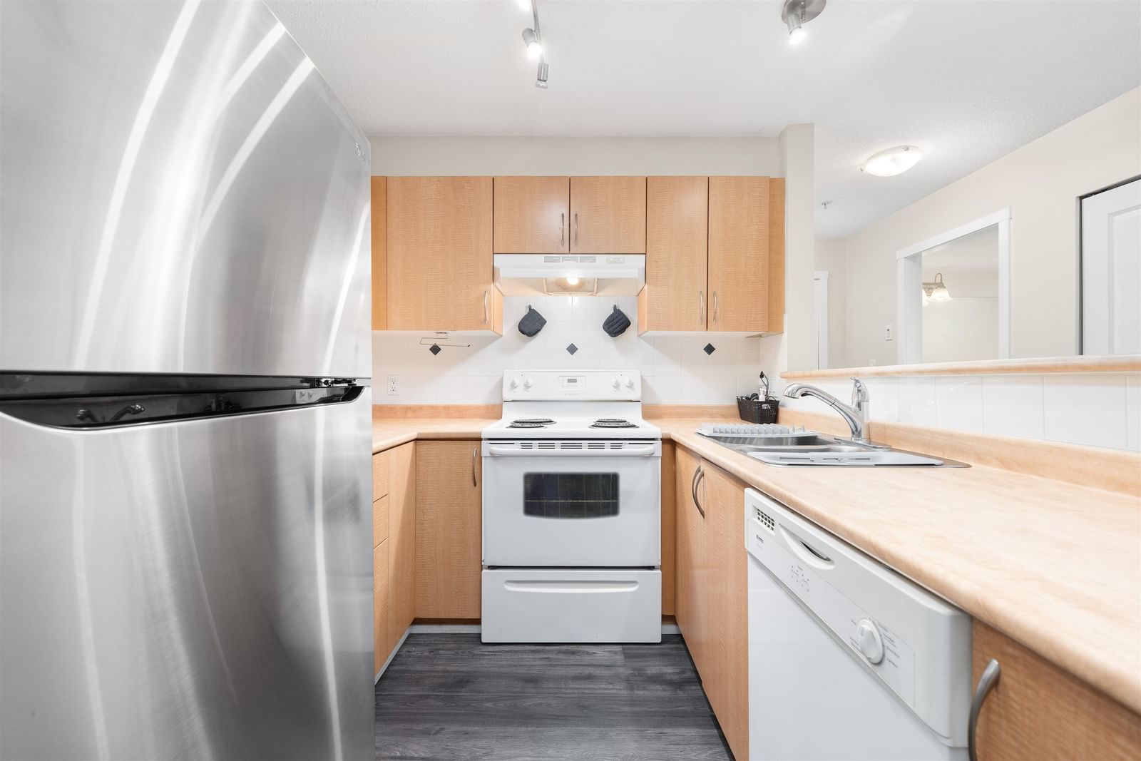 Listing Image 6