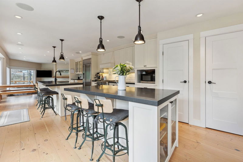 3714 Southridge Place, West Vancouver, British Columbia