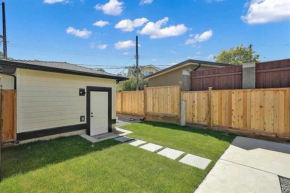 Listing Image 12
