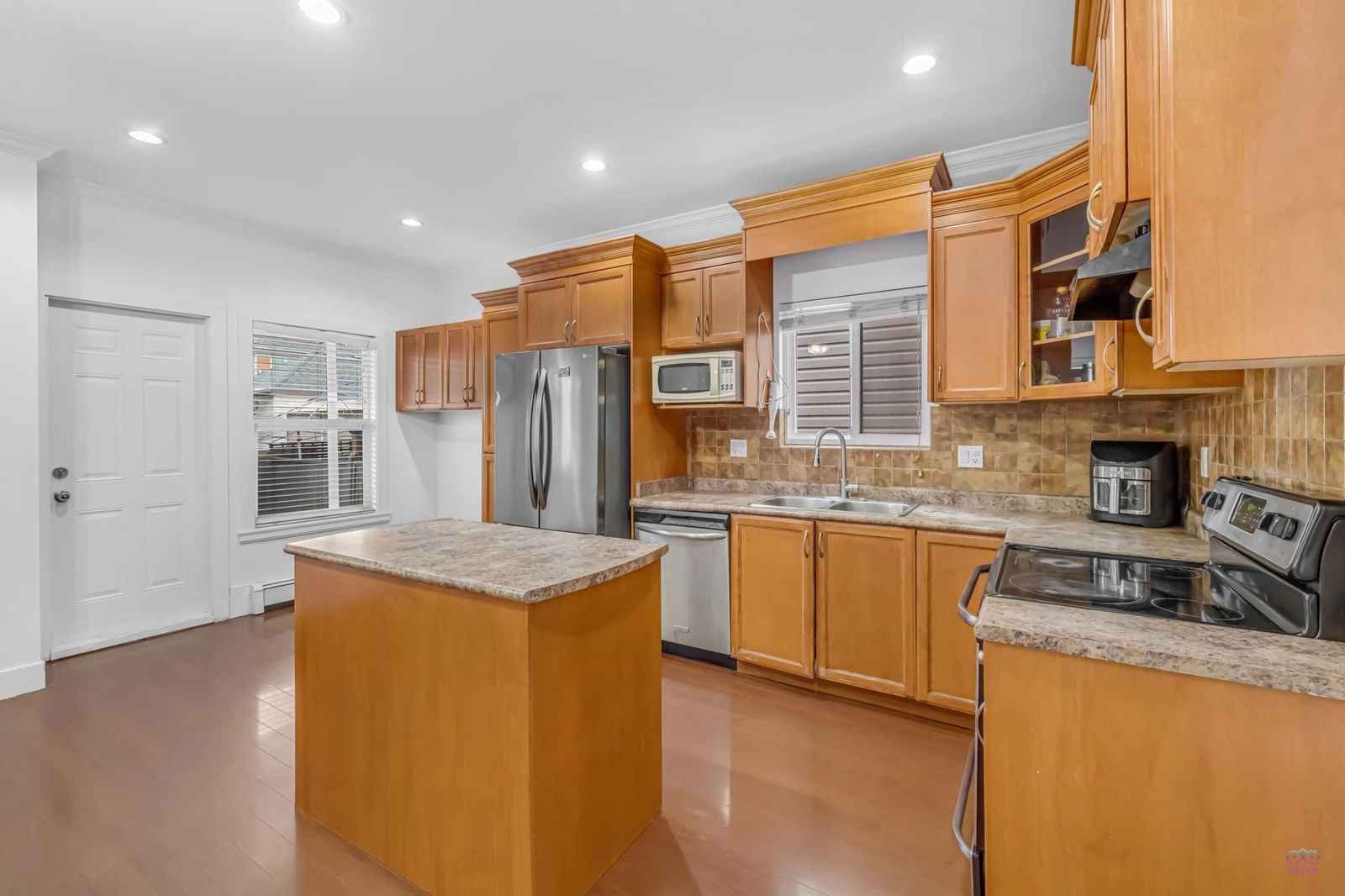 Listing Image 12