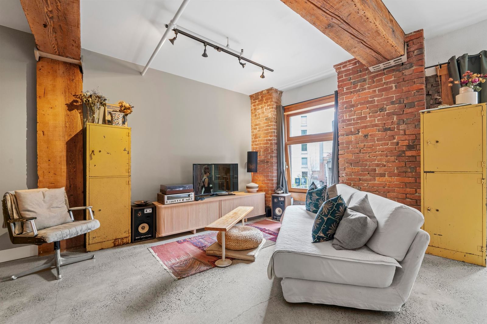 Listing Image 4