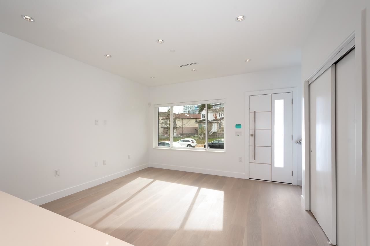 Listing Image 6