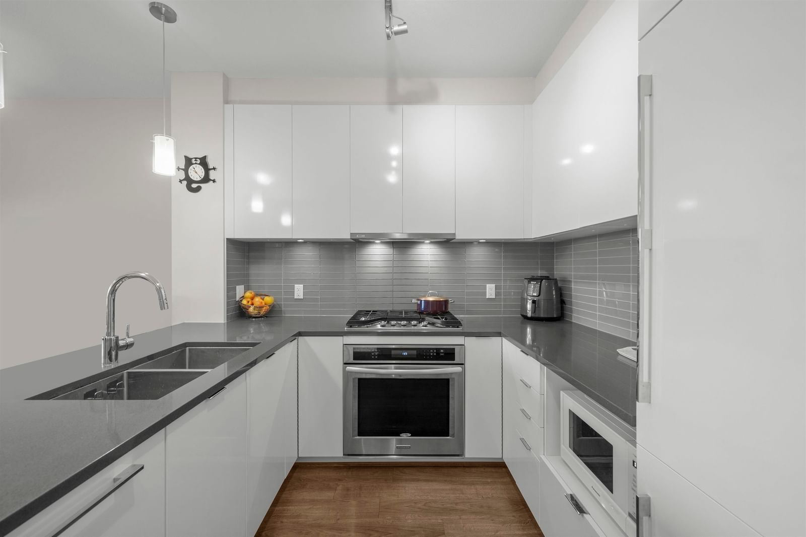 Listing Image 9