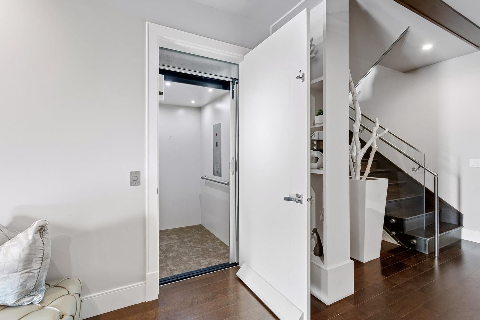Listing Image 8