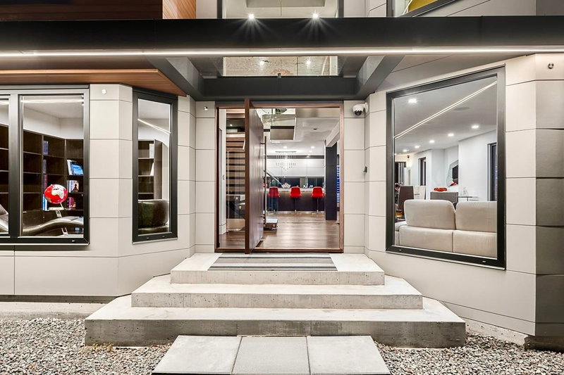 4577 Capilano Road, North Vancouver, V7R 4K3 | Image 2