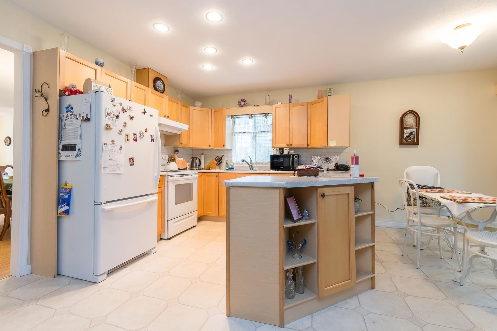 Listing Image 6
