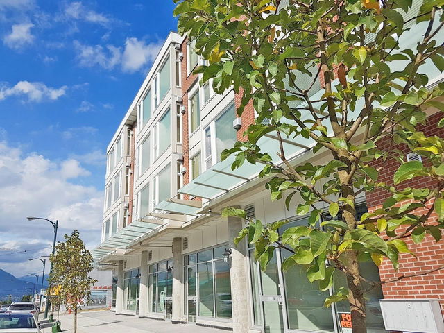 PH16 - 1838 Renfrew Street