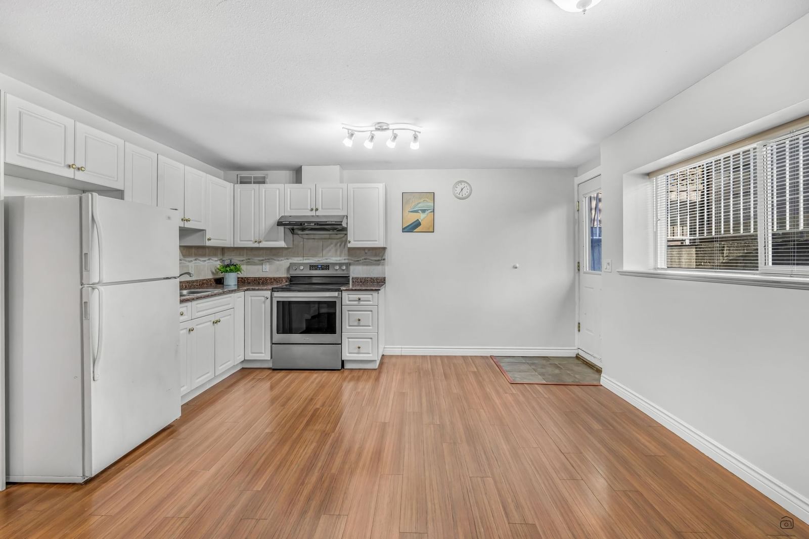 Listing Image 18