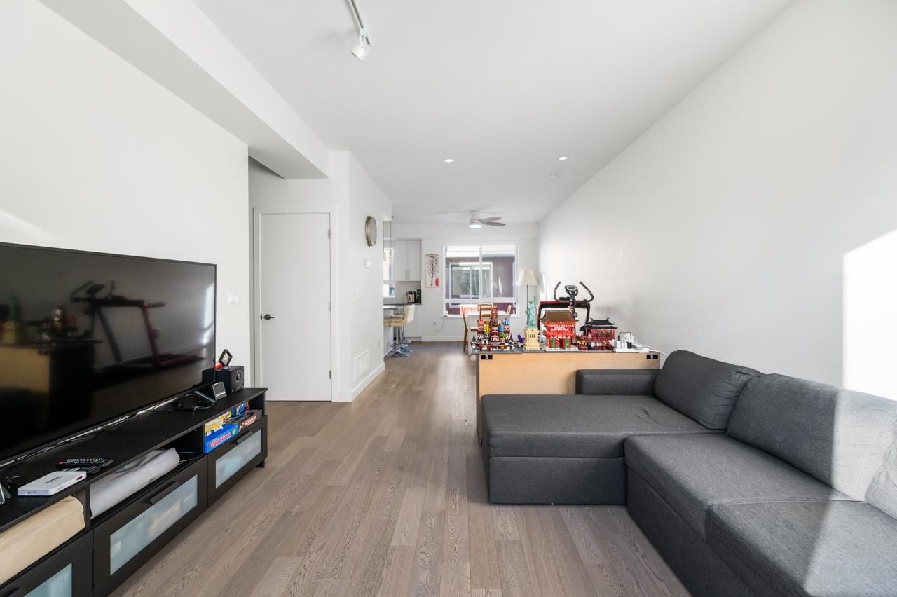 Listing Image 4