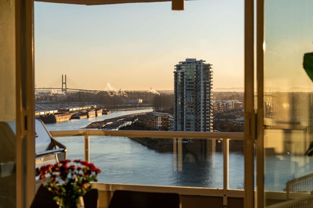 1605 - 1065 Quayside Drive