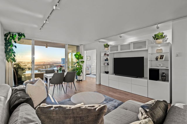 1605 - 1065 Quayside Drive